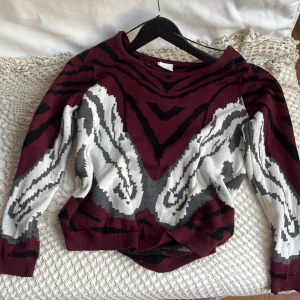 Mönstrad tjocktröja - Vinröd tjocktröja med så coolt mönster!👽