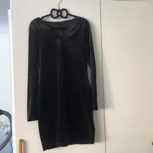 Superfin svart klänning i sammet använd några få gånger bara🤗 