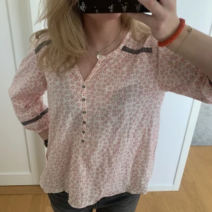 Blus  - Blus från House of Lola i storlek S