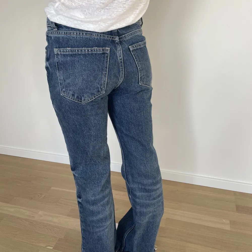 Säljer dessa så populära Zara jeans då de tycärr inte kommer till så mycket användning❤️. Jeans & Byxor.