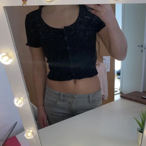 svart topp  - Storlek Xs men funkar som Xs/s, fin topp till vår men är inte min stil ✨