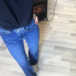 Mörkblåa jeans  - De här perfekta jeansen har varit favorit länge men fortfarande i superbra skick! Lite stora i midjan men har funkat💎midja:72 innerben: 82 De är heltslut på hemsidan! Tryck inte på köp nu💕 Kontakta vid ytterligare frågor! 