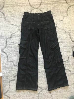 Cargopants - Urbanoutfitters - Cargojeans från urban outfitters, de är baggy i storleken och väldigt sköna! Köpta för 750 kronor