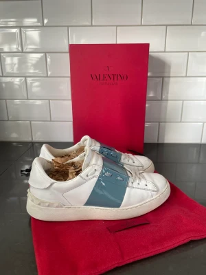 Valentino skor  - Valentino skor  Storlek: 37 Skick: 7/10 (allt og medföljer) Färg: blå Vårt pris: 2700kr Retail: 6165kr