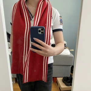 Levis halsduk  - Halsduk i bra skick, aldrig använd🫶🏼 jätte mysig och bra för vintern 