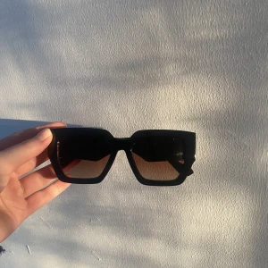 Solglasögon - Säljer mina svarta solglasögon då de inte längre kommer till användning, men de är i bra skick och passar perfekt till sommaren. Skiv vid intresse! 