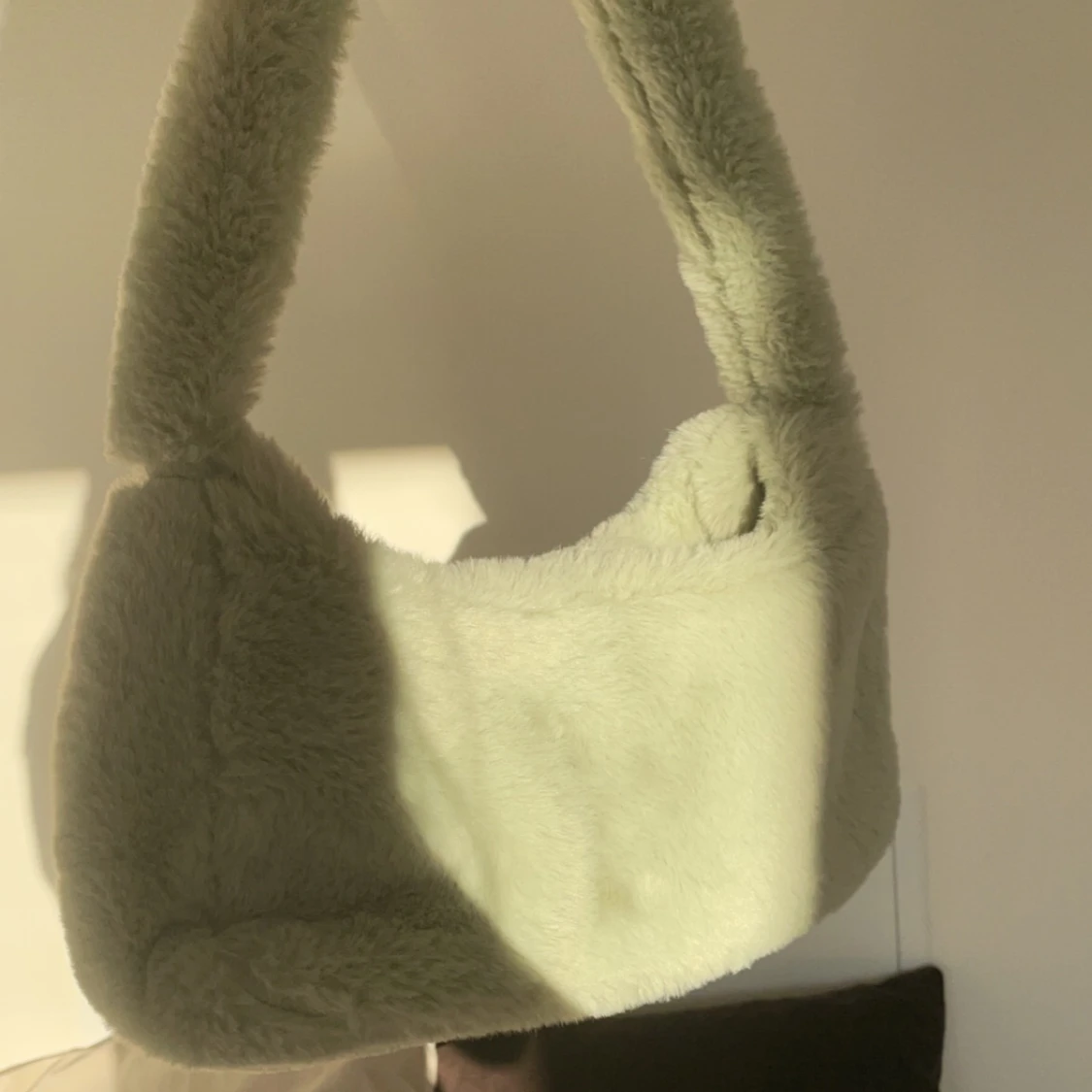 Jättesöt ljusgrön fluffig väska