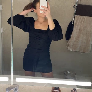 Klänning  - Fin svart klänning, använda 1 gång. Skulle säga att klänningen är mer storlek S än XS