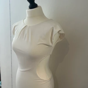 Festklänning - Helt ny !! Vit festklänning i stretchig tyg