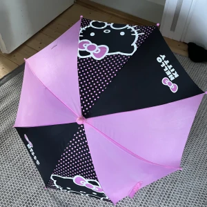Paraply Hello kitty - Hello kitty-paraply. Supercool unik accessoar.