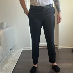 Kostymbyxor H&M - Helt oanvända och nya mörkblå kostymbyxor med prislappen fortfarande på.   Rensar ur min garderob inför våren 🌼. Kika och se om du ser något mer i min profil som du gillar så skickar jag med allt i samma paket! 🤩 
