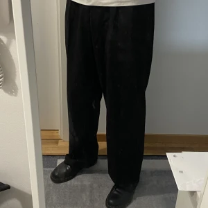 Uniqlo pleated wide trousers - Vida byxor i kostym material. Köpta på uniqlo för 600. Säljer då dom är lite stora på mig. Byxorna är storlek L och jag brukar vanligtvis ha M.