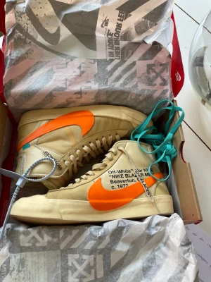 Nike blazer off white  - Nike blazer off white hallows eve  Skick: 8.5-9/10 Storlek: 42 Äkthetsbevis samt box tillkommer   Pris: 3999kr men tar bud 