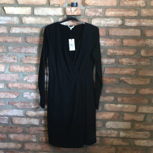 Glitterklänning - Helt ny glitter klänning från mbym i storlek L (nypris 900kr)