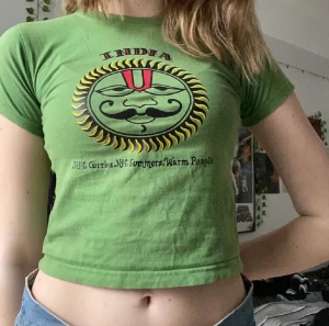 Y2k tröja - Säljer supercool t-shirt. Köpte på plick för några år sedan, tröjan är i bra skick. Jag skulle säga att den är XXS-S men passar nog någon som har M också. ❤️