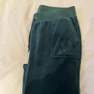 Juicy Couture färg Rain Forest  - Säljer mina juicy couture byxor i färgen rain forest eftersom att de inte passar mig längre. Byxorna är inte använda alls mycket och är i fint skick. Väldigt sköna och snygga. 