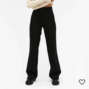 Straight leg byxor - Closet staple kostymbyxor från monki! Använda men i jättebra skick🥰