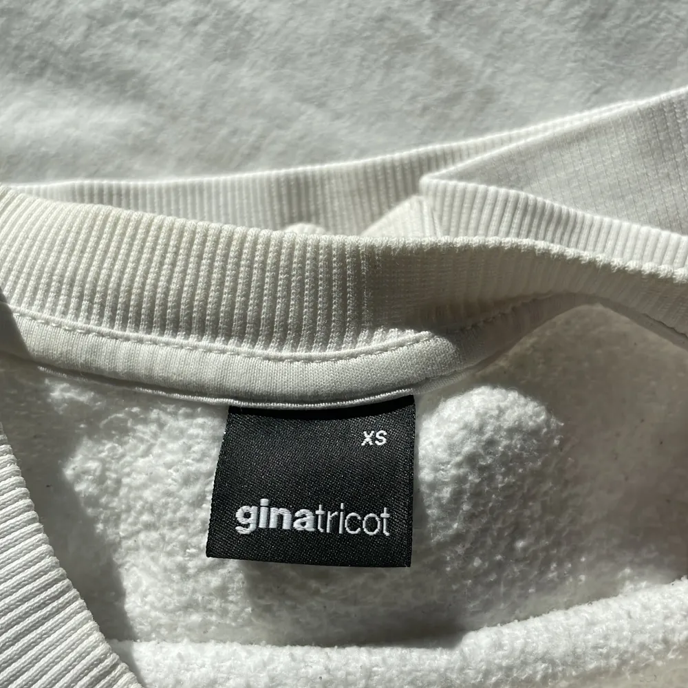 Vit oversized sweatshirt med tryck från Gina Tricot. Strl XS men passar lätt en S/M också! Köpt för ca 2 år sen och säljs inte längre i affär. Hör gärna av dig vid frågor!💕. Hoodies.