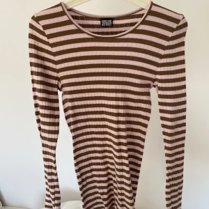 Långärmad randig tröja  - Säljer min långärmade randiga tröja från Mads Nörgaard💕 endast använd en gång💕