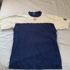 Reebok tröja - Säljer Reebok tröja står ingen storlek men passar mellan 170-180.Mvh Adrian