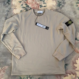 Stone Island törja  - Säljer min Stone Island tröja som köptes 2019 på Tres Bien, men aldrig öppnats eller använts, kvitto, tags samt påse med kommer. 