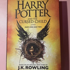 Harry Potter and the cursed child - Engelska utgåvan inköpt i London. Fint skick. Kan skicka fler bilder om önskas. Priset kan diskuteras. Tar endast swish.