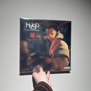 Loyle Carner - Hugo. Vinylskiva - Ny och inplastad. Skickas spårbart för 49:- via plick ”köp nu”. Kan också hämtas upp i Uppsala eller Gävle. Besök gärna våra butiker i ovan nämnda städer. Vid köp av flera skivor så samfraktar vi