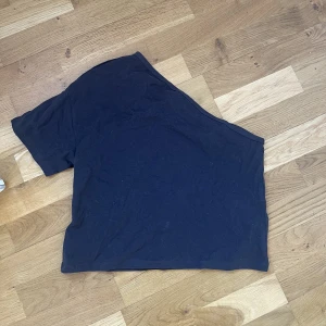 topp - urgullig oneshoulder topp från Asos! Den är helt oanvänd bara testad! Lappen sitter kvar på, den är av den lite kortare modellen och hade den inte vart för stor hade jag behållt!! Den är basic men så fin att både klä upp och ner!!