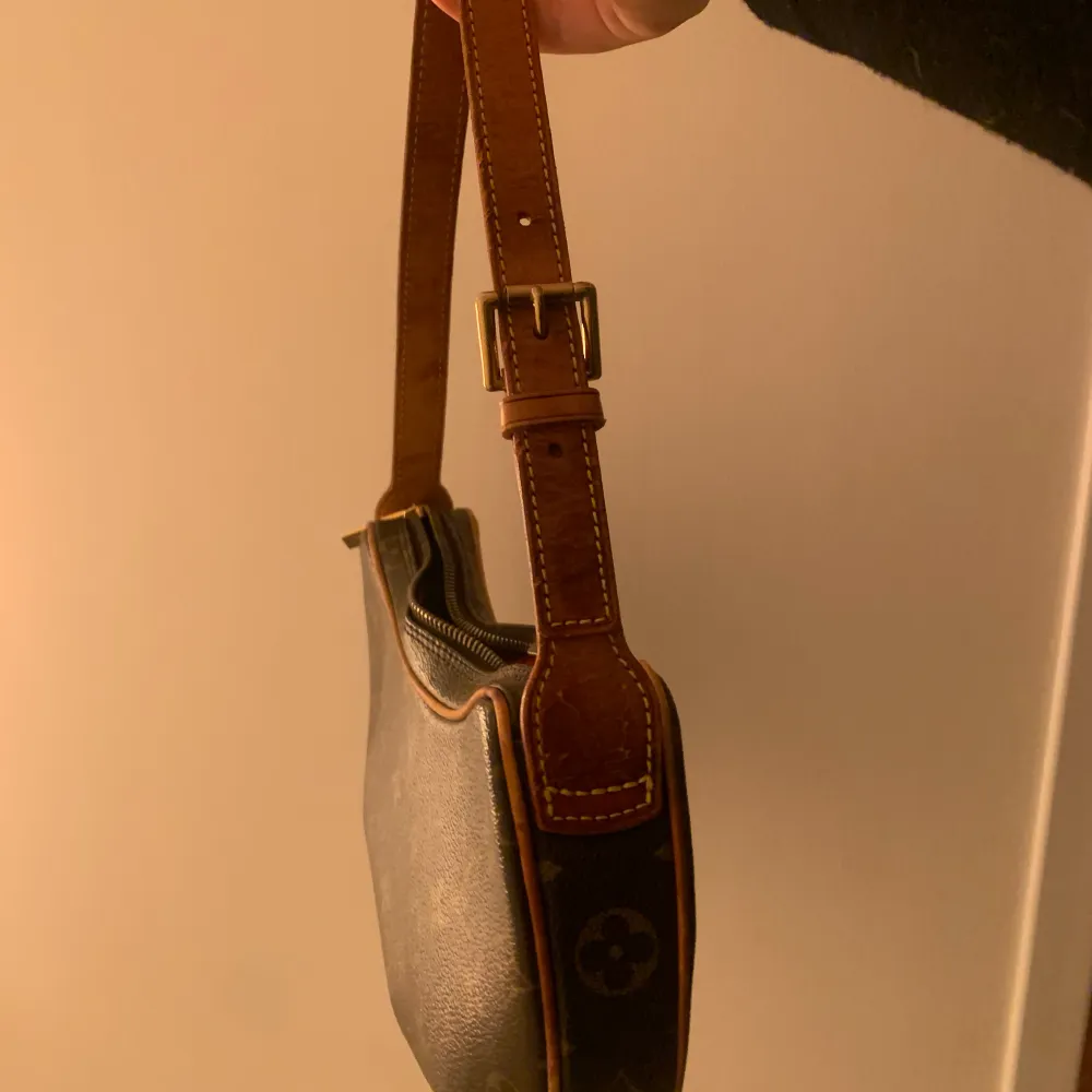 Säljer min super trendiga väska från Louis Vuitton, jag köpte den i fjol från Vestiaire för 16 000kr.   Jag är inte riktigt säker på måtten men vid intresse kan jag skicka fler bilder och kika på storlek🥰. Accessoarer.