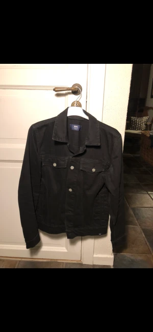 Wood Wood jeansjacka  - Wood Wood svart jeansjacka i nyskick! Väldigt bra kvalite!  Färg: svart  Skick: 10/10  Nypris: 1500 kr  Mitt pris: 200 kr  Storlek: S