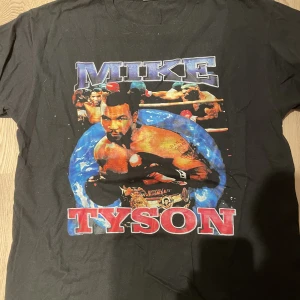 Mike tyson tröja  - Säljer nu min Mike tyson tröja då den inte kommer till användning längre. Endast använd fåtal gånger, storlek xl men sitter som M/L pris kan diskuteras 