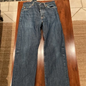 Levis jenas  - Mycket bra skick, väldigt nöjd med dessa jeans. De blev för små därför säljer jag dem.  OBS pris kan sänkas, men frakt ingår i pris 