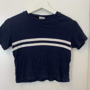 Mörkblå, randig, kort t-shirt från Brandy Melville!! Inga synliga defekter❣️storlek S