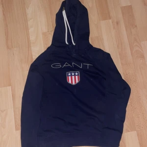 Gant hoodie  - En äkta gant hoodie i storlek xs, använt den väldigt lite så det är i relativt nytt skick. Köpt för 1200 men säljer den för 400 för vill bara bli av med den då den inte kommer till användning 