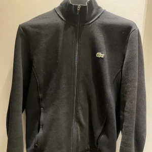 Lacoste tracktop  - Använd sparsamt, fint skick. Nypris 1200