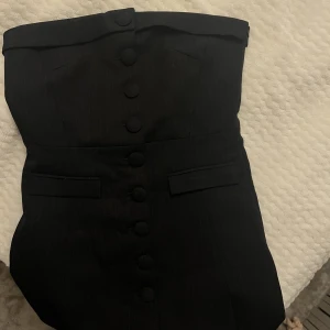 Ny klänning  -  klänning, bendeau med knappar. Storlek S säljer den för 350kr köpt för 800kr . Den är slutsåld