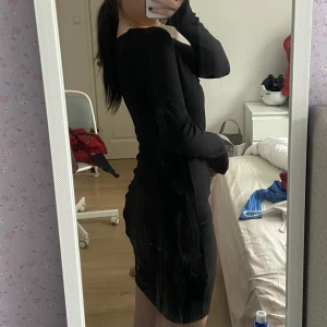 Festklänning  - Festklänning med rektangulär krage och snörning! Helt oanvänd, säljer pga för stor för mig:( sitter rätt tajt i kroppen annars, så går att justera längden!