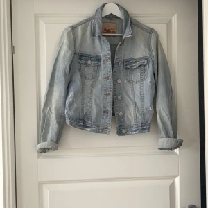 Jeansjacka som ny - En jeansjacka som är flitigt använd inga kända skavanker strl S.  Säljer för 120kr vid snabbaffär kan jag tänkas går ner en slant.   Inköpt för 599kr på Gina tricot för något år sedan. 