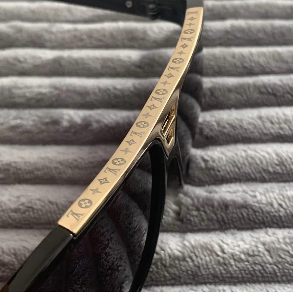 Säljer fräscha Louise Vuitton solglasögon helt ny bra skic och oanvända. Övrigt.