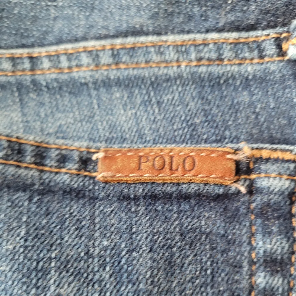 Jeans från Polo Ralph Lauren  Storlek 29 ( M) Begagnade men fortfarande i jättefin skick. Mått: längd från midja till slutet 90 cm. Innermått: 62 cm. Midja: ca 82 cm.. Jeans & Byxor.