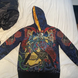 Christian augidier zip  - Zip hoodie från christian augidier som aldrig används och är i perfekt skick. Storlek L men sitter som en M, Pris kan diskuteras.