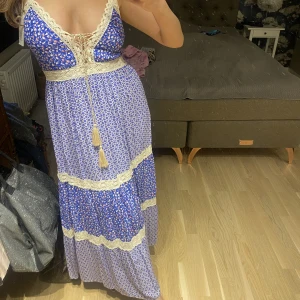 Sommar klänning - Intresse koll på denna supeeer vackra klänningen! Köpte den i Kroatien, aldrig använd storlek S/M ( jag är 174) 