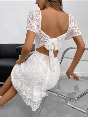 Klänning - Köpte denna som ett alternativ till studenten men har nu hittat en annan som passa mig bättre. Så klänningen är oanvänd💗. Spårbar frakt 69kr