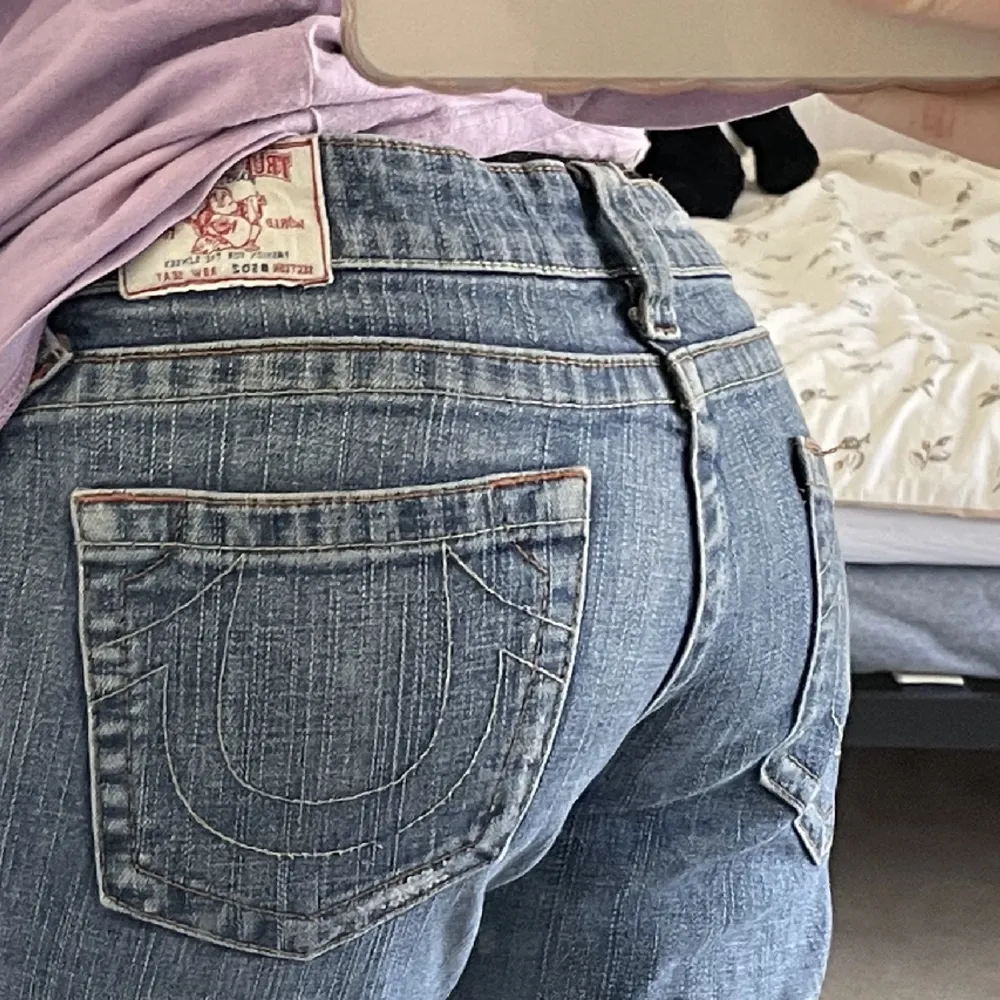 lowrise bootcut/straight true religions jeans i fint skick. säljer dem då de tyvärr är för små för mig :( 79 cm i midjemått & 80 innerbenslängd! ungefär som en storlek s💗  köpta här på plick, bilderna är från hennes annons🙏 finns fler bilder! . Jeans & Byxor.