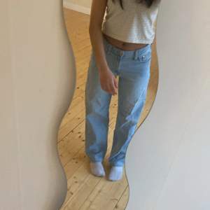 Ljus blåa jeans från H&M som går under naveln dom är inte jätte ”baggy” nere vid fötterna men dom är inte skinny. Dom har också en liten gul fläck som inte går att få bort, skriv till mig om ni vill ha bild på fläcken! Köparen står för frakten ❤️