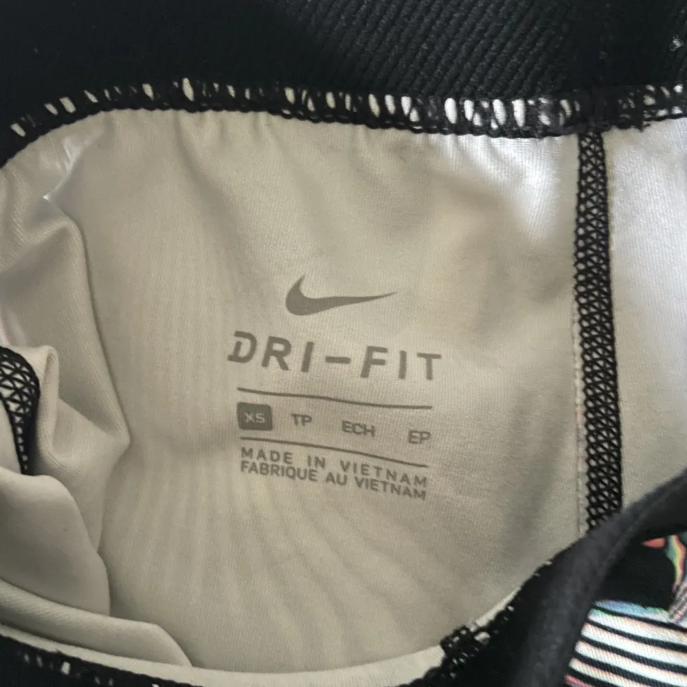 Svarta Nike pro shorts med gröna detaljer! Storlek M💚 100kr+frakt . Övrigt.