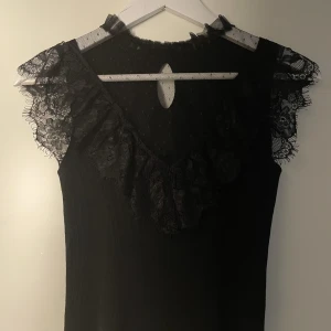 svart topp - Säljer denna fina topp med spets. Säljer pga att den inte kommer till användningen. Pris kan diskuteras ❣️