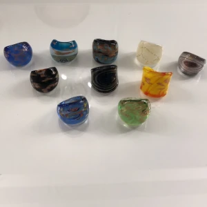 Galsringar  - Jättefina ringar gjorda i glas. Finns i många olika storlekar och finns även mer än vad som syns på bilden☺️