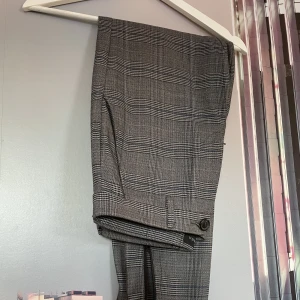 Kostymbyxor  - Kostymbyxor med dragkedja nertill. Storlek s (regular fit)