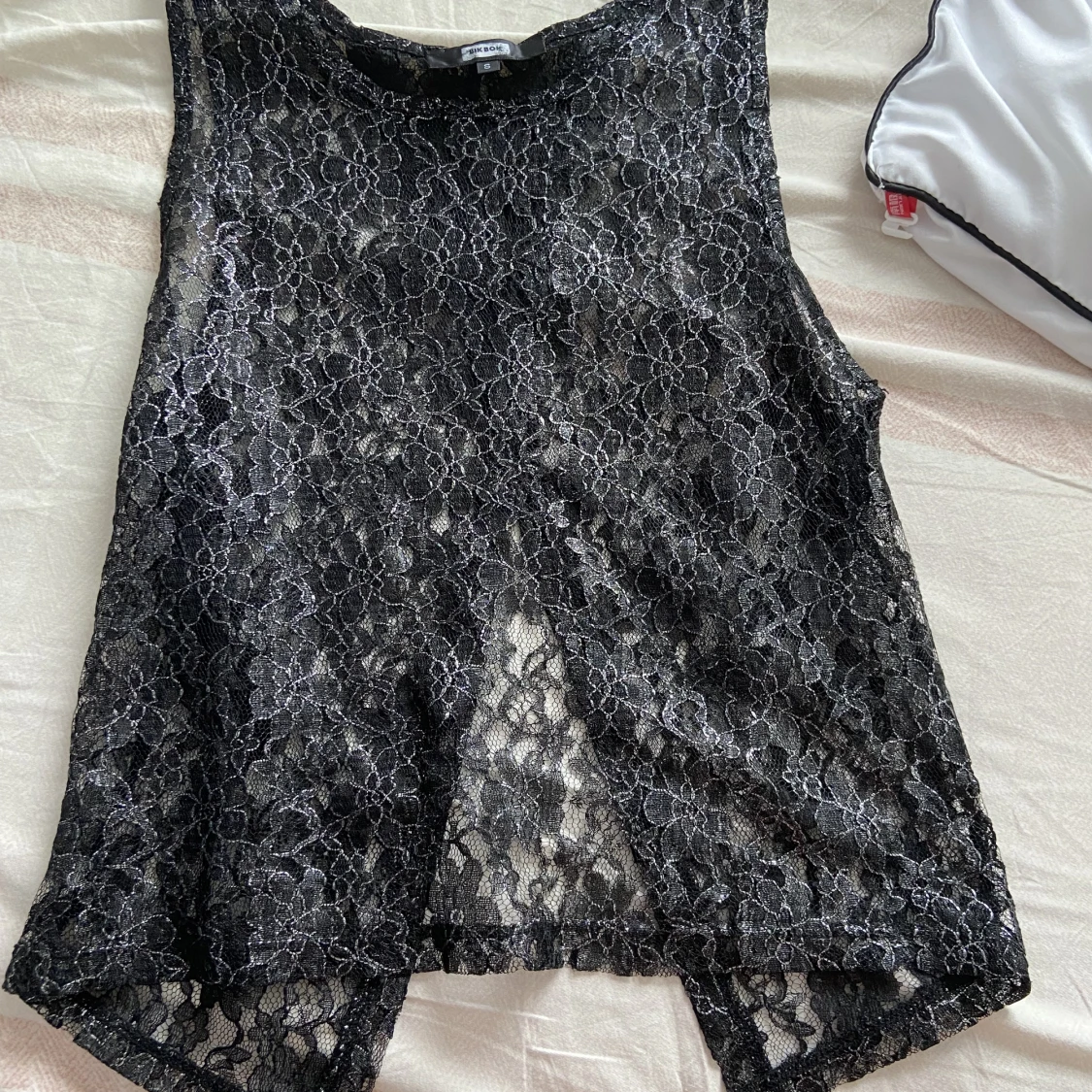 Genomskinlig öppen rygg topp